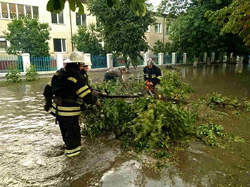 На Украину обрушилась страшная буря: сорваны крыши, затоплены улицы, есть жертвы (фото, видео) фото