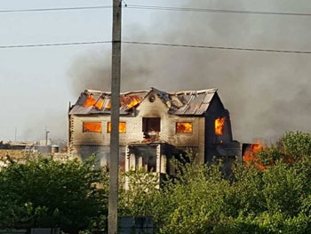 Под Запорожьем сгорел трехэтажный дом фото