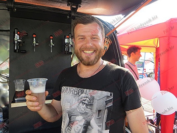 8 тысяч бокалов пива выпили в Бердянске в первый день пивного фестиваля фото