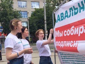 В России прошли массовые задержания активистов, агитировавших за Навального фото