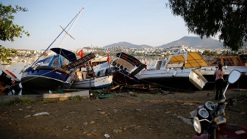 Спали в шезлонгах на улице. Туристы пишут в соцсетях о землетрясении в Турции и Греции фото