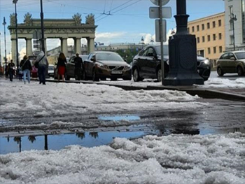 В Санкт-Петербурге выпавший град образовал сугробы  фото