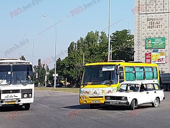 На запорожском курорте автобус детского лагеря попал в ДТП фото