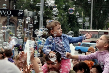 В Запорожье развлекались мыльными пузырями фото