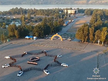 В Запорожье полицейские устроили флешмоб (фото, видео) фото