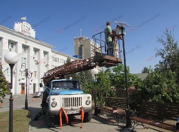 На Центральній площі Бердянська тепер можно безкоштовно зарядити гаджет фото