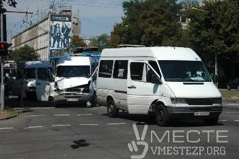 В центре Запорожья столкнулись три маршрутки и две легковушки, - ФОТО фото