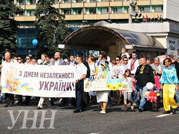 В Запорожье в честь Дня Независимости состоялся военный парад  фото