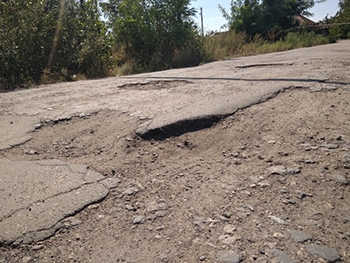 В Мелитополе улица Мира выглядит, словно после бомбежки  фото