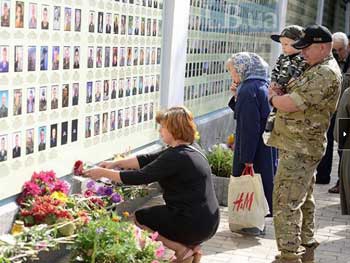 В Киеве почтили память погибших под Иловайском бойцов фото