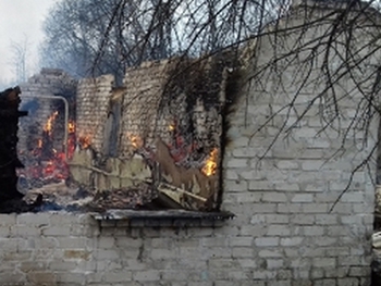 В Вознесенке горела развалюха фото