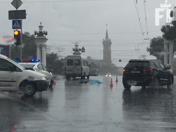 В центре Запорожья посреди проспекта лежит труп (фото, видео 18+) фото