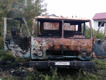 В Бортничах во время пожара в припаркованном автомобиле погиб мужчина фото