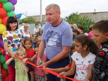 Достойно внимания. Благодаря депутату Дихтереву у жителей отдаленного района появилась детская площадка фото