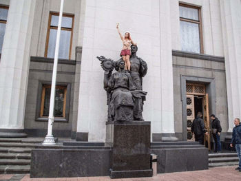 Активистка Femen возле Рады устроила депутатам голый сюрприз.ФОТО И ВИДЕО фото