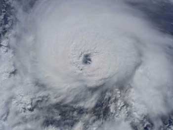 В NASA показали ярость бурь Ирмы и Хосе из космоса фото
