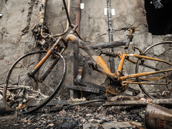 Огонь лишил женщину велосипеда фото