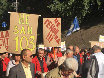 В Киеве продолжается массовый митинг против медреформы. ВИДЕО. ФОТО фото