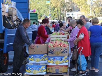 Праздничная ярмарка предлагает разнообразие продукции фото