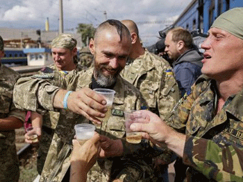 Суд оштрафовал напившихся на учениях военных фото