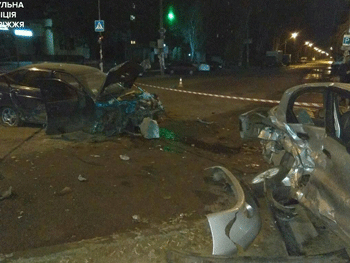 В Запорожье пострадавшего после тройной аварии вырезали из машины. ВИДЕО фото