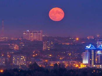 Запорожский фотограф заснял аномально большую луну  фото