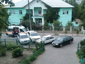 Мелитопольские водители блокируют въезд в больницу фото