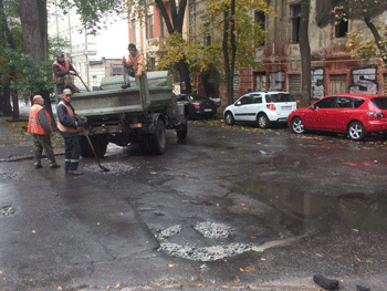 «И так сойдет»: В Харькове дорожные ямы с водой засыпают щебенкой  фото