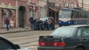 В центре Запорожья пассажиры вручную убрали авто, заградившее проезд трамваю фото