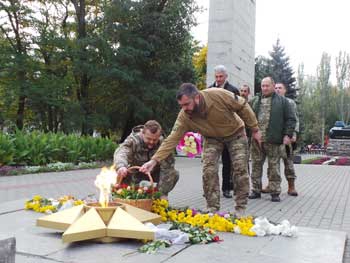 В память о подвиге: ветераны АТО возложили цветы к Вечному огню  фото