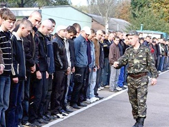 В масках и бронежилетах: во Львове посреди улицы устроили облаву на призывников фото