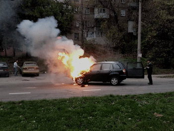 В центре Запорожья посреди дороги сгорела машина  фото