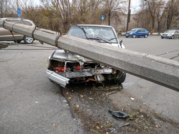 В Запорожье «Москвич» раздавила электроопора  фото