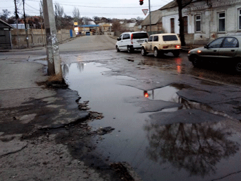 Чтобы ликвидировать аварию, коммунальщикам пришлось найти люк фото