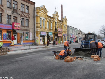 В нижней части города переставят бордюры фото