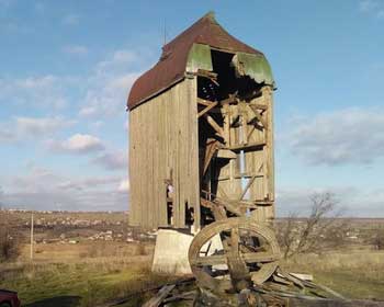 Под Запорожьем развалилась столетняя ветряная мельница фото