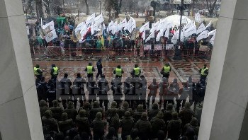 Под Радой проходят митинги нескольких политических сил  фото