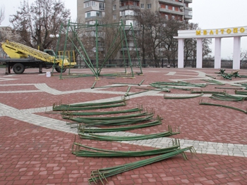 В Мелитополе устанавливают главную новогоднюю елку (добавлено фото) фото