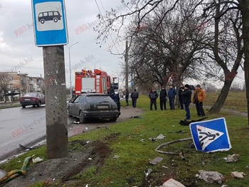 В Бердянске пьяный водитель влетел в остановку с пассажирами фото