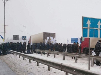 Около тысячи аграриев в трех областях блокируют автомагистрали фото