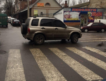 Паркуюсь, как чудак: в Мелитополе продолжается фотоохота на автохамов фото