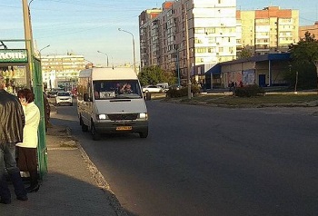 В Запорожье маршрутчики не замечают пассажиров на остановке фото