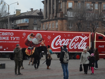 «Свято наближається»: в Запорожье приехал праздничный фургон Coca-Cola – ФОТО, ВИДЕО фото