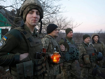 Волонтеры передали бойцам в Луганской области Вифлеемский огонь мира. ФОТО фото