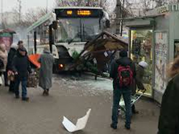 Появилось видео из кабины автобуса, въехавшего в остановку в Москве фото