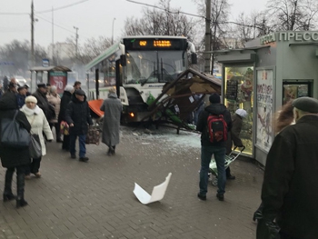 В Москве пассажирский автобус протаранил остановку общественного транспорта  фото