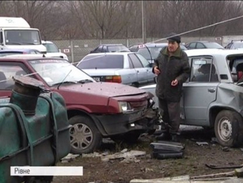 В Ровно в масштабном ДТП пострадали три человека, повреждены 26 автомобилей фото