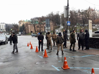 В Киеве под офисом Саакашвили собрались люди в военной форме  фото