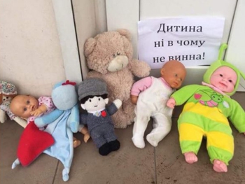 В Запорожье возле церквей Московского патриархата стали появляться игрушки фото