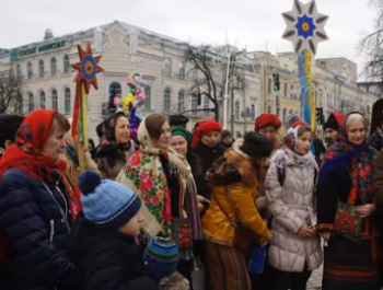 В сети показали видео большой коляды в центре Киева фото